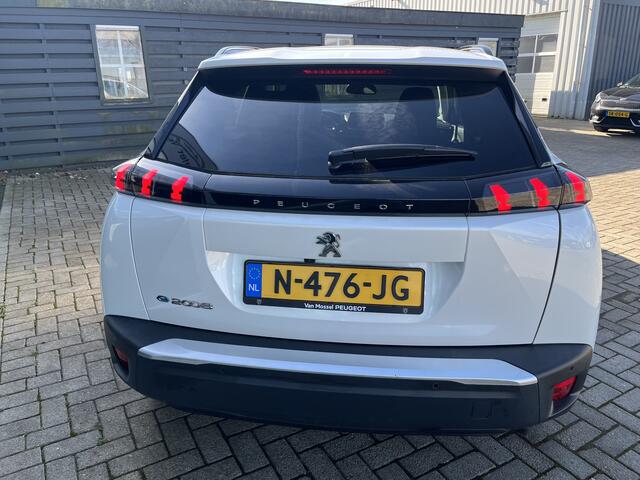 Peugeot e-2008 EV Allure Pack 50 kWh LMV / Stoelverwarming / Led / Clima / camera