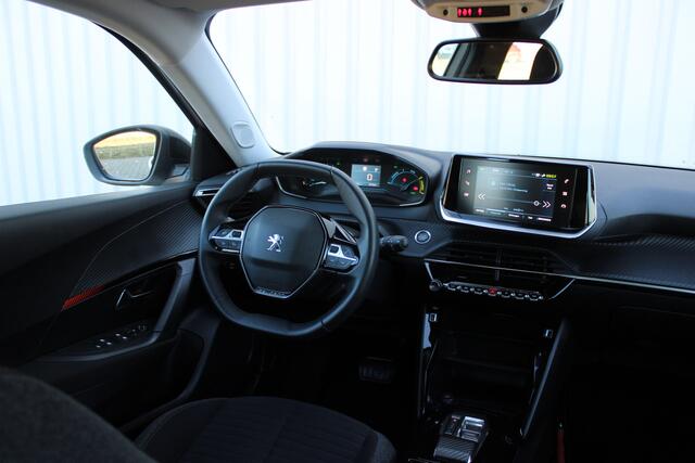 Peugeot e-2008 EV Active Pack 50 kWh | Incl. 12 maanden garantie | Cruise control | Rijstrook assistent | Climate control | Apple carplay/Andriod auto | DAB radio | Navigatie | Afneembare trekhaak