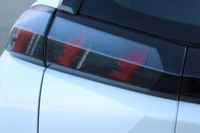 Peugeot e-2008 EV Active Pack 50 kWh | Incl. 12 maanden garantie | Cruise control | Rijstrook assistent | Climate control | Apple carplay/Andriod auto | DAB radio | Navigatie | Afneembare trekhaak