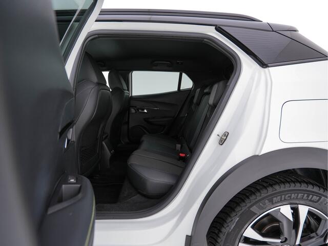 Peugeot e-2008 EV GT 50 kWh {SOH-91%} Aut. *DIGI-COCKPIT | FULL-LED | BLIS | KEYLESS | LEATHER-FABRIC | CAMERA | CARPLAY | CCS-FASTLOADER | DAB+ | NAVI-FULLMAP | ECC | PDC | SPORT-SEATS | AMBIENT-LIGHT | PRIVACY-GLASS | 17''ALU*