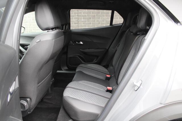 Peugeot e-2008 EV Allure Avantage 54 kWh Automaat, CruiseControl, Keyless Entry/Start, Navigatie, Applecarpl./Andr. Auto, Achteruitrijcamera