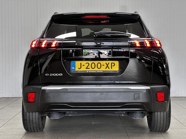 Peugeot e-2008 EV Allure 50 kWh/ Virtual Cockpit/ 17'' LMV/ Camera/ Keyless/ Apple + Android/ Voorruitverw./ LED Koplampen/ PDC V+A/ Navi/ Clima/ Cruise/ Bluetooth/ Multi. LEDER. Stuur.