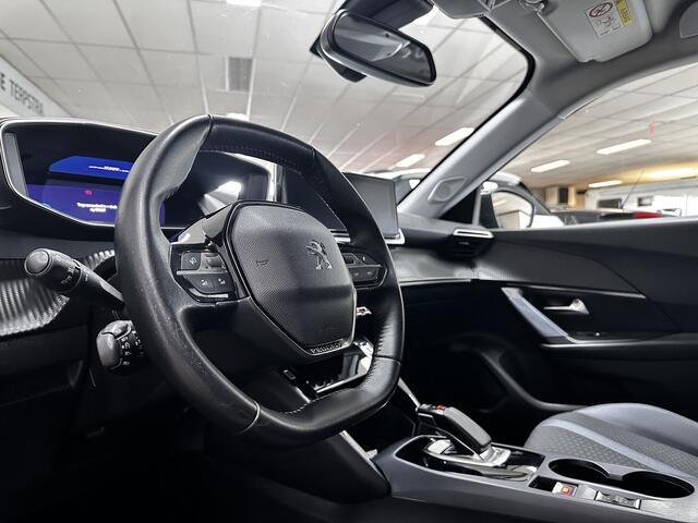 Peugeot e-2008 EV Allure 50 kWh/ Virtual Cockpit/ 17'' LMV/ Camera/ Keyless/ Apple + Android/ Voorruitverw./ LED Koplampen/ PDC V+A/ Navi/ Clima/ Cruise/ Bluetooth/ Multi. LEDER. Stuur.