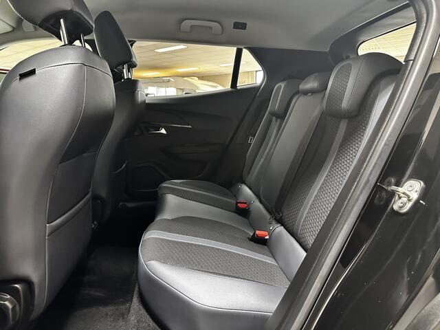Peugeot e-2008 EV Allure 50 kWh/ Virtual Cockpit/ 17'' LMV/ Camera/ Keyless/ Apple + Android/ Voorruitverw./ LED Koplampen/ PDC V+A/ Navi/ Clima/ Cruise/ Bluetooth/ Multi. LEDER. Stuur.