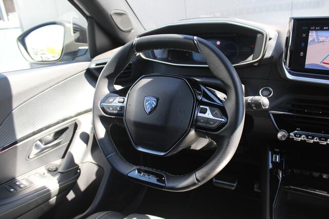Peugeot e-2008 EV GT 54 kWh | Incl. 12 maanden garantie | SOH 97% | Warmtepomp | Achteruitrijcamera | Parkeersensoren | Apple carplay/Android auto | Cruise control | Climate control | Navigatie | Airco | Lichtmetalen velgen