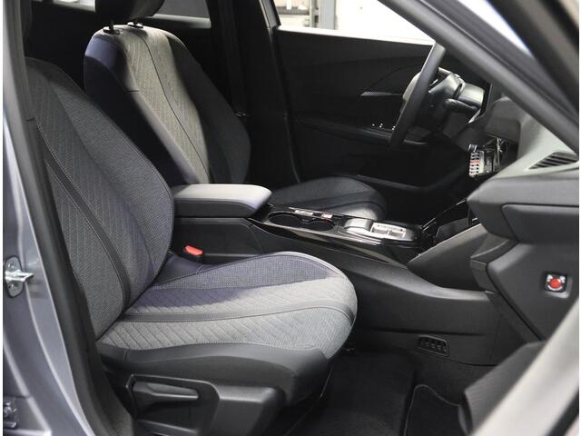 Peugeot e-2008 EV Allure Avantage 54 kWh 156PK | 1ste eigenaar | AppleCarPlay/AndroidAuto | Climate Control | Adaptive Cruise Control | 360'Camera | Keyless | FULL LED | Navigatie | LMV | Parkeersensoren | Privacy Glass | Isofix |