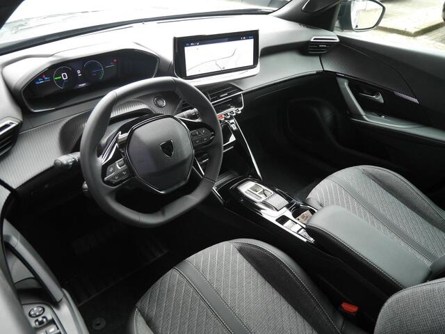 Peugeot e-2008 EV Allure Avantage 54 kWh | Camera rondom | Adaptieve cruise control | Navigatie | Draadloze telefoonoplader | Lichtmetalen velgen | Nieuwe auto | 406KM Actieradius WLTP