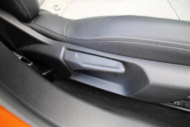 Peugeot e-2008 EV GT 50 kWh Automaat Airco Navi Camera Carplay Zeer mooi