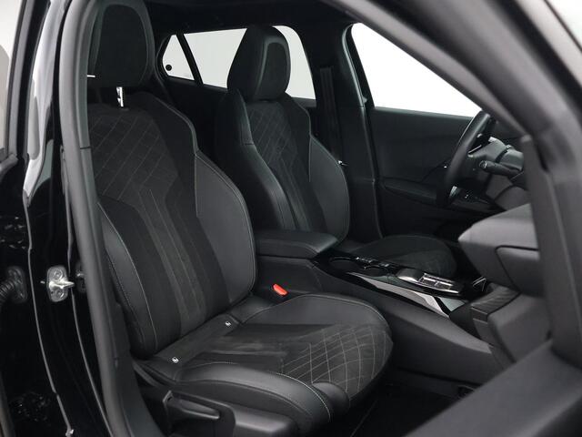 Peugeot e-2008 EV GT 50 kWh 3-FASE + ADAPTIVE CRUISE | PANORAMA | STOELVERW. | 18 INCH | 92% SOH | LEDER/ALCANTARA