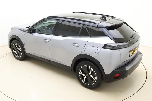 Peugeot e-2008 EV GT 54 kWh | Achteruitrijcamera | Parkeersensoren | Adaptive cruise control | Wireless charging | Navigatie | Airco | Climate control | Stuurbediening | Interieurverlichting | Half stof/leer bekleding | Verkeersbord detectie