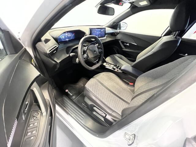 Peugeot e-2008 EV Allure Avantage 54 kWh | Android/Apple Carplay | LM Velgen 17" | PDC Voor en Achter | Cruise Control | Bluetooth | DAB | Airco |