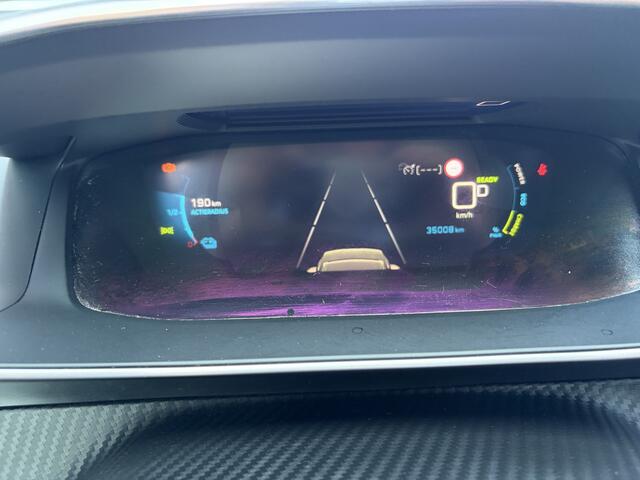 Peugeot e-2008 EV Allure Pack 50 kWh 3D dashboard | Camera | Dynamic cruise control | Apple/Adroid