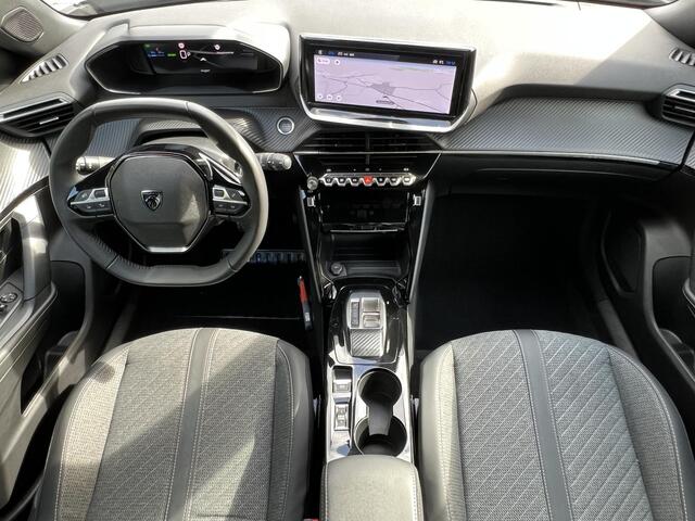 Peugeot e-2008 EV Allure Avantage 54 kWh / Camera 360° / Accu SoH 97.31 % / CCS snel laden / Adaptieve CC / Navigatie / Apple Carplay Android / 17" LM wielen /