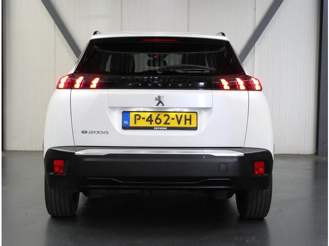 Peugeot e-2008 EV Allure 50 kWh 136PK | 1ste eigenaar | AppleCarPlay/AndroidAuto | Climate Control | Cruise Control | Keyless | FULL LED | LMV | Parkeersensoren | Privacy Glass | Isofix | Trekhaak |