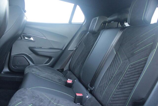 Peugeot e-2008 EV GT PACK 156PK 54 kWh | PANORAMISCH SCHUIF/KANTEL DAK | ALCANTARA EXECUTIVE INTERIOR INCL. VERWARMBARE VOORSTOELEN EN ELEKTRISCH VERSTELBARE BESTUURDERSSTOEL MET MASSAGE FUNCTIE | 18" LICHTMETALEN VELGEN "EVISSA" | VISION NAVIGATION & DRIVE ASSIST PLUS