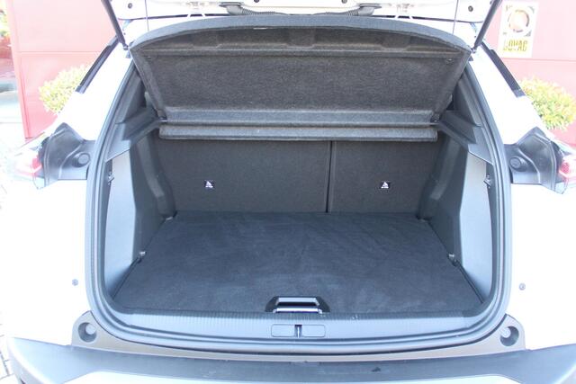 Peugeot e-2008 EV GT PACK 156PK 54 kWh | PANORAMISCH SCHUIF/KANTEL DAK | ALCANTARA EXECUTIVE INTERIOR INCL. VERWARMBARE VOORSTOELEN EN ELEKTRISCH VERSTELBARE BESTUURDERSSTOEL MET MASSAGE FUNCTIE | 18" LICHTMETALEN VELGEN "EVISSA" | VISION NAVIGATION & DRIVE ASSIST PLUS