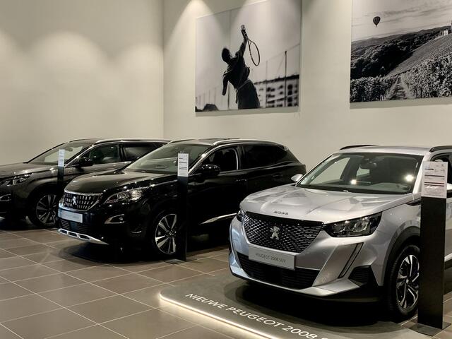 Peugeot e-2008 EV Allure 50 kWh l Camera l Apple carplay & Android auto l Parkeersensoren |