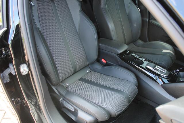 Peugeot e-2008 EV GT 50 kWh Automaat Airco Camera Carplay Navi Trekhaak Dealer onderhouden
