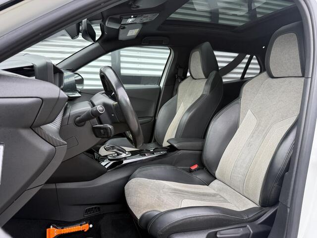 Peugeot e-2008 EV GT Pack 50 kWh SoH 88,63% 1e Eigenaar|Navi|Schuifdak|Stoelverw|Camera|i-Cockpit|Clima|Cruise|N.A.P|APK tot 08-2027