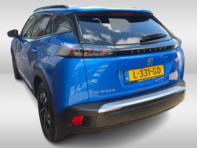 Peugeot e-2008 EV Allure Pack 50 kWh / SoH 91 % / Camera / Keyless / CarPlay / Half Leder / 17'' / Stoelverwarming / DAB / Cruise Control