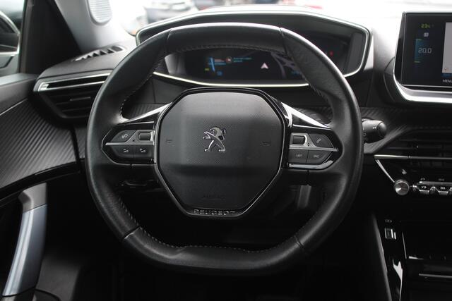 Peugeot e-2008 EV Allure Pack 50 kWh / SoH 91 % / Camera / Keyless / CarPlay / Half Leder / 17'' / Stoelverwarming / DAB / Cruise Control