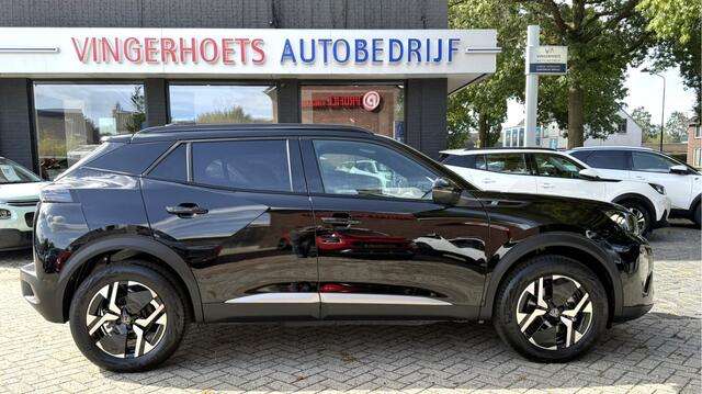 Peugeot e-2008 Elektrisch 100 %. * Zwart * GT * Navigatie * Voor en Achter Camera * Keyless Entry & Start Button * Adaptive Cruise Control * Dodehoekbewaking * Inclusief Eco Coach * Vingerhoets; Vierde Generatie Eersteklas Service. Al meer dan 100 jaar een begrip in de Brabantse Kempen