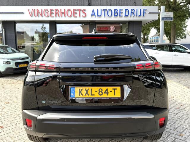 Peugeot e-2008 Elektrisch 100 %. * Zwart * GT * Navigatie * Voor en Achter Camera * Keyless Entry & Start Button * Adaptive Cruise Control * Dodehoekbewaking * Inclusief Eco Coach * Vingerhoets; Vierde Generatie Eersteklas Service. Al meer dan 100 jaar een begrip in de Brabantse Kempen