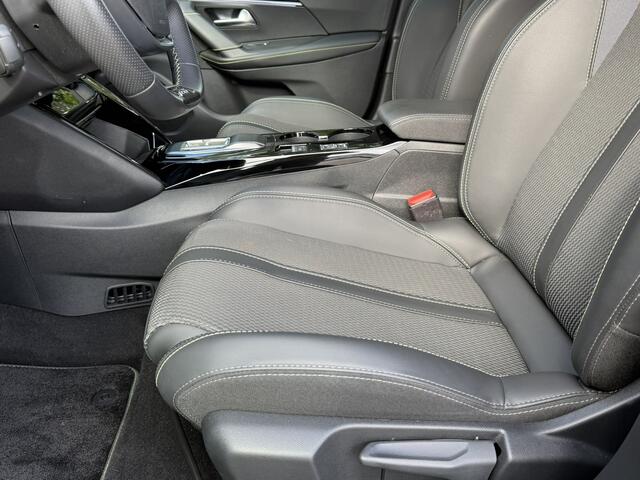 Peugeot e-2008 Elektrisch 100 %. * Zwart * GT * Navigatie * Voor en Achter Camera * Keyless Entry & Start Button * Adaptive Cruise Control * Dodehoekbewaking * Inclusief Eco Coach * Vingerhoets; Vierde Generatie Eersteklas Service. Al meer dan 100 jaar een begrip in de Brabantse Kempen