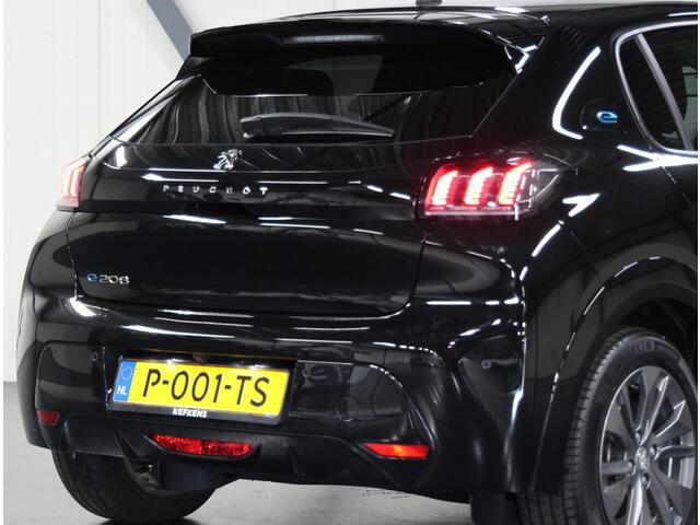 Peugeot e-208 EV Allure 50 kWh 136PK | AppleCarplay/Android Auto | Parkeersensoren | FULL LED | Navigatie | Lederen Stuurwiel | Climate Control | Cruise Control | 16" LMV | Isofix | Privacy Glass |