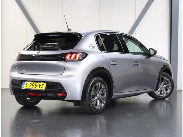 Peugeot e-208 EV Allure Pack 50 kWh 136PK | AppleCarplay/Android Auto | Armsteun | Navigatie | Parkeersensoren | FULL LED | Lederen Stuurwiel | Camera | Climate Control | Cruise Control | LMV | Isofix | Privacy Glass |
