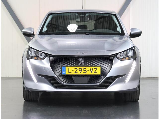 Peugeot e-208 EV Allure Pack 50 kWh 136PK | AppleCarplay/Android Auto | Armsteun | Navigatie | Parkeersensoren | FULL LED | Lederen Stuurwiel | Camera | Climate Control | Cruise Control | LMV | Isofix | Privacy Glass |
