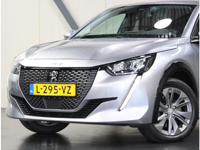 Peugeot e-208 EV Allure Pack 50 kWh 136PK | AppleCarplay/Android Auto | Armsteun | Navigatie | Parkeersensoren | FULL LED | Lederen Stuurwiel | Camera | Climate Control | Cruise Control | LMV | Isofix | Privacy Glass |