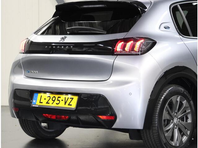 Peugeot e-208 EV Allure Pack 50 kWh 136PK | AppleCarplay/Android Auto | Armsteun | Navigatie | Parkeersensoren | FULL LED | Lederen Stuurwiel | Camera | Climate Control | Cruise Control | LMV | Isofix | Privacy Glass |