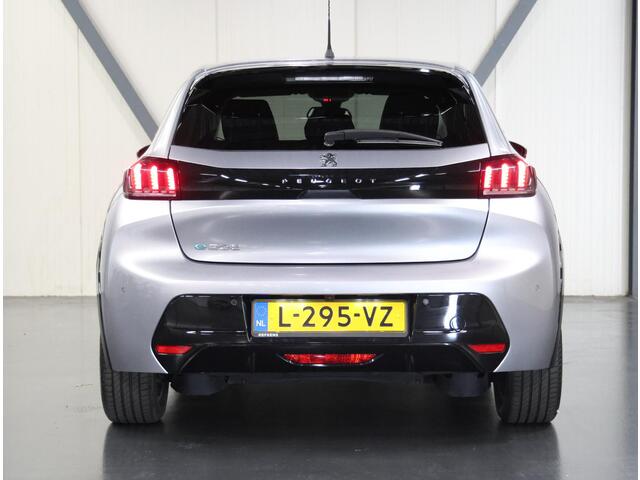 Peugeot e-208 EV Allure Pack 50 kWh 136PK | AppleCarplay/Android Auto | Armsteun | Navigatie | Parkeersensoren | FULL LED | Lederen Stuurwiel | Camera | Climate Control | Cruise Control | LMV | Isofix | Privacy Glass |