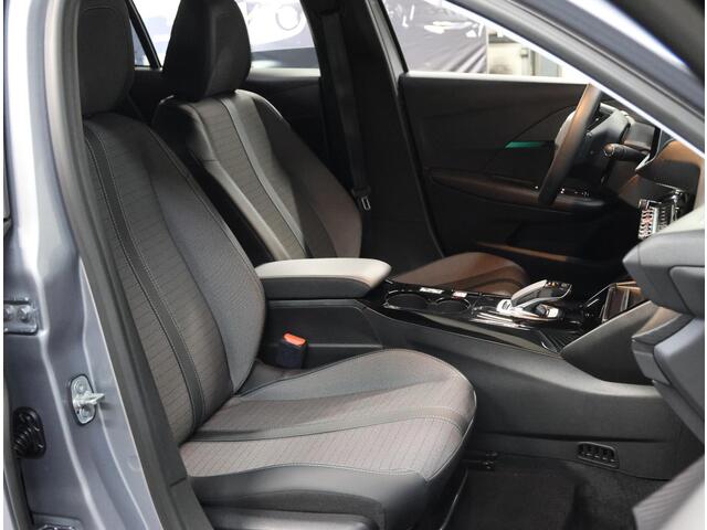 Peugeot e-208 EV Allure Pack 50 kWh 136PK | AppleCarplay/Android Auto | Armsteun | Navigatie | Parkeersensoren | FULL LED | Lederen Stuurwiel | Camera | Climate Control | Cruise Control | LMV | Isofix | Privacy Glass |