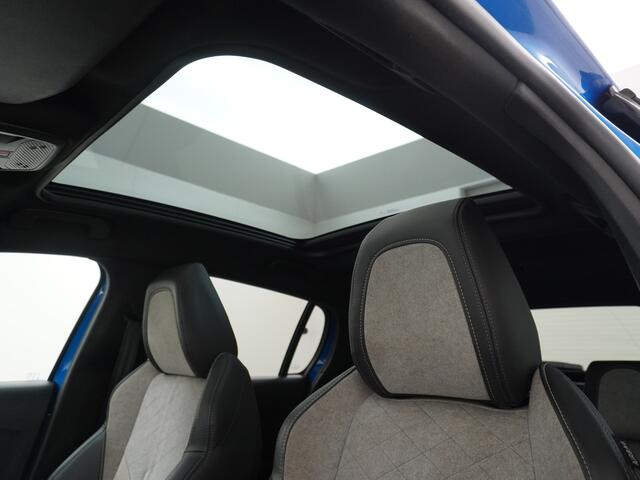 Peugeot e-208 EV GT 50kWh 5drs Panorama-dak Trekhaak Apple Carplay Android Auto Navi Ecc 360°Camera Cruise Control DAB Pdc Stoelverwarming Sportstoelen Led Lmv 17" Privacy Glas Bluetooth Led Connected Apps