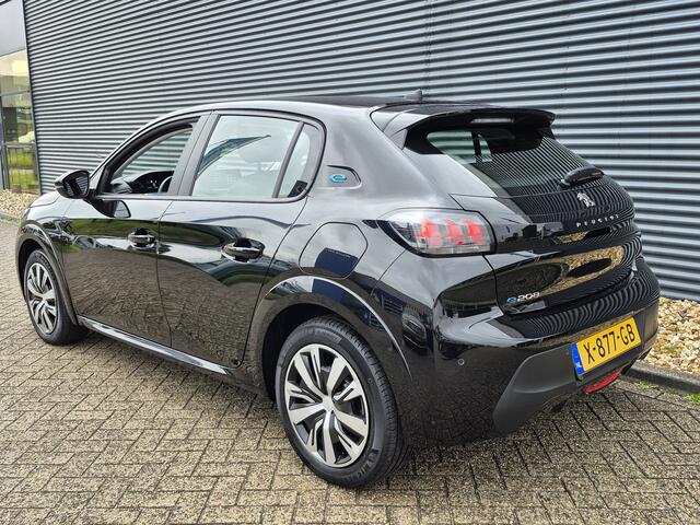 Peugeot e-208 EV Active Pack 50 kWh 3-Fase | Automaat | Navigatie via Apple Carplay of Android Auto | Stoelverwarming | Laadkabel aanwezig bij de auto |