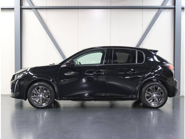 Peugeot e-208 EV Allure Pack 50 kWh 136PK | AppleCarplay/Android Auto | Parkeersensoren | FULL LED | Stoelverwarming | Lederen Stuurwiel | Climate Control | Cruise Control | 16" LMV | Isofix | Privacy Glass |