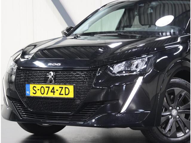 Peugeot e-208 EV Allure Pack 50 kWh 136PK | AppleCarplay/Android Auto | Parkeersensoren | FULL LED | Stoelverwarming | Lederen Stuurwiel | Climate Control | Cruise Control | 16" LMV | Isofix | Privacy Glass |