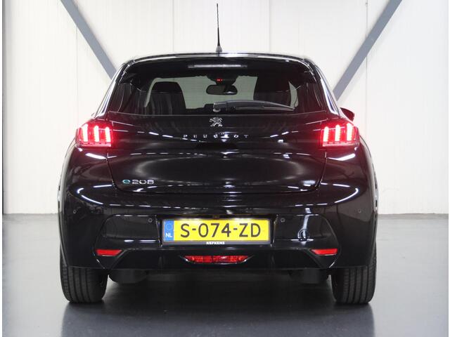 Peugeot e-208 EV Allure Pack 50 kWh 136PK | AppleCarplay/Android Auto | Parkeersensoren | FULL LED | Stoelverwarming | Lederen Stuurwiel | Climate Control | Cruise Control | 16" LMV | Isofix | Privacy Glass |