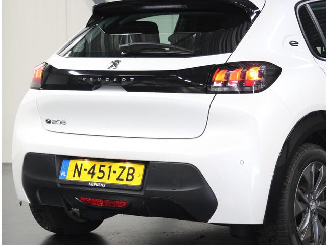 Peugeot e-208 Active Pack 50kWh 136PK | ACCURAPPORT 94%| AppleCarplay/Android Auto | Parkeersensoren | FULL LED | Navigatie | Lederen Stuurwiel | Climate Control | Cruise Control | 16" LMV | Isofix |