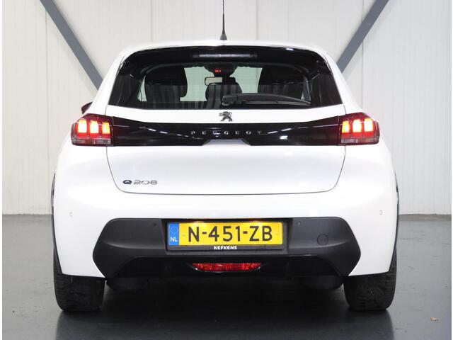 Peugeot e-208 Active Pack 50kWh 136PK | ACCURAPPORT 94%| AppleCarplay/Android Auto | Parkeersensoren | FULL LED | Navigatie | Lederen Stuurwiel | Climate Control | Cruise Control | 16" LMV | Isofix |
