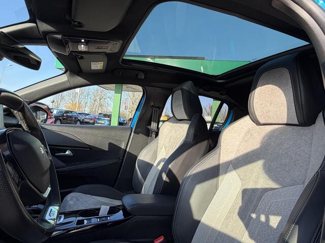 Peugeot e-208 EV GT 350 50 kWh SOH 95% | MULTIMEDIA | NAVIGATIE | AIRCO/ECC | APPLE CARPLAY/ANDROID AUTO | CRUISECONTROL | CAMERA | SPORT STOELEN | PARKEERSENSOREN |