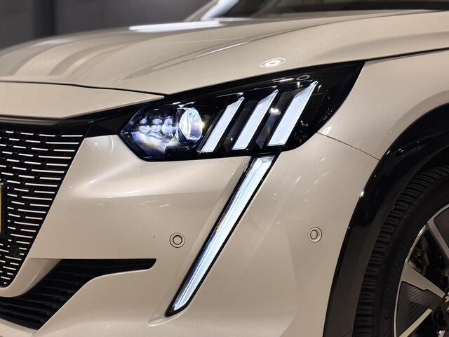 Peugeot e-208 GT EV 3-FASEN 50kWh 136pk | TWO-TONE! | PANODAK | STOELVERW. | ADAPTIVE CRUISE | DODEHOEKBEW. | WARMTEPOMP | CAMERA | NAVI