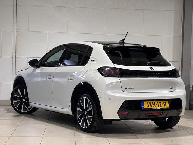 Peugeot e-208 GT EV 3-FASEN 50kWh 136pk | TWO-TONE! | PANODAK | STOELVERW. | ADAPTIVE CRUISE | DODEHOEKBEW. | WARMTEPOMP | CAMERA | NAVI
