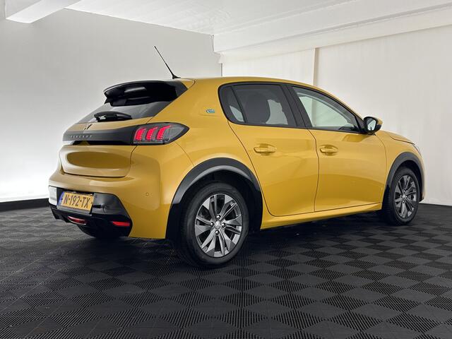 Peugeot e-208 EV Allure Pack 50 kWh (3-Fase-11kW) {SOH-89%} Aut.*HEATPUMP | LEATHER-FABRIC | FULL-LED | DIGI-COCKPIT | BLINDSPOT | CAMERA | AMBIENTLIGHT | NAVI-FULLMAP | LANE-ASSIST | KEYLESS | DAB | PRIVACYGLASS | HEATED-SPORTSEATS | CARPLAY | 16"ALU