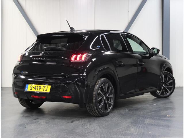 Peugeot e-208 EV GT 50 kWh 136PK | 1ste eigenaar | 3 FASE | ACCURAPPORT 96% | LED lampen | 17"LMV | Navigatie | LED | Camera | Glazendak | Stoelverwarming | Climate Control | Cruise Control | AppleCarplay/Android Auto | Isofix | Privacy Glass | Parkeersensoren |