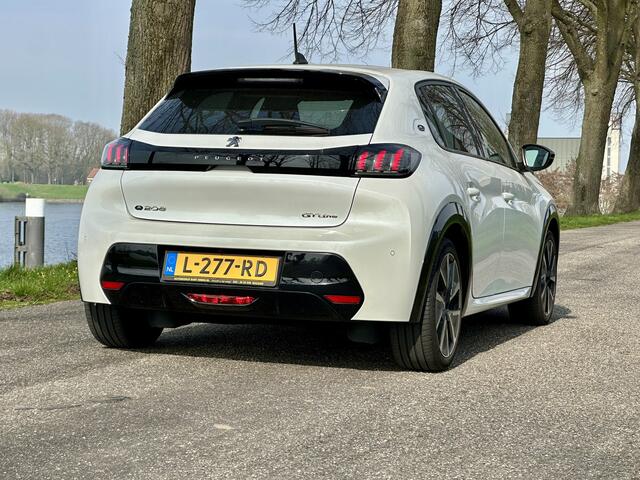 Peugeot e-208 EV GT 350 50 kWh | Panoramadak | Stoelverwarming | Apple carplay | LED | 3-fase | Camera