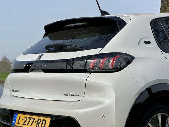 Peugeot e-208 EV GT 350 50 kWh | Panoramadak | Stoelverwarming | Apple carplay | LED | 3-fase | Camera