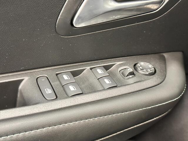 Peugeot e-208 EV Allure Pack 50 kWh Airco/ECC Carplay Navi Cruise Control PDC VA + Camera Full LED 16" LM Velgen